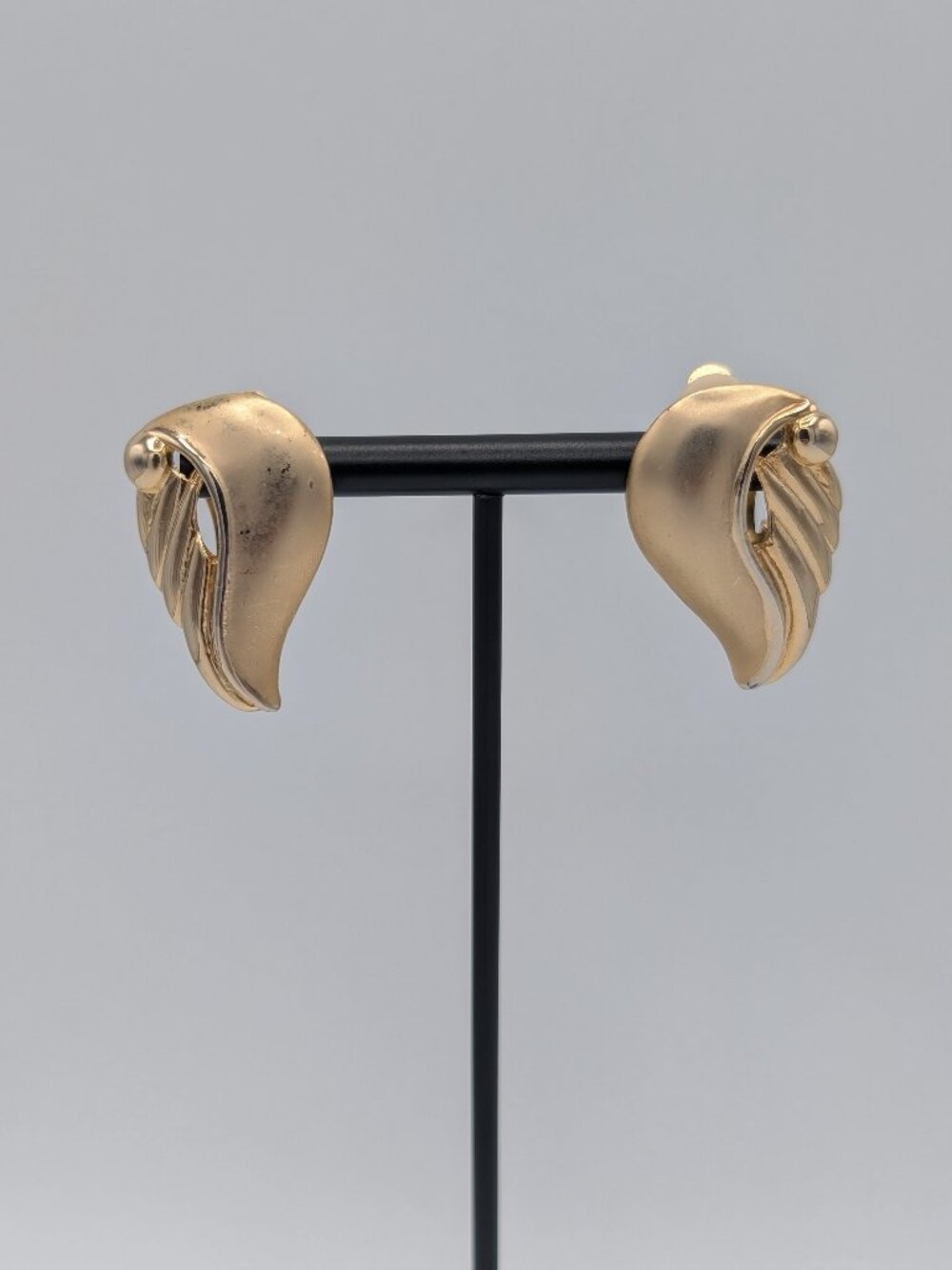 Vintage 1980s Gold Tone Abstract Ribbed Wing Sculptural Statement Clip Earrings